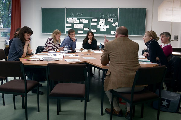 Zwischen Den Stühlen Trailer Zwischen Den Stühlen Trailer